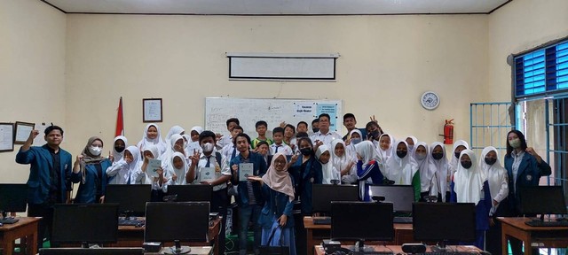 Foto Mahasiswa KKN UNDIP Bersama Siswa SMPN 3 Karangdowo yang Menghadiri Program Kerja