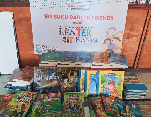 Donasi buku ke taman bacaan, sederhana namun bermanfaat