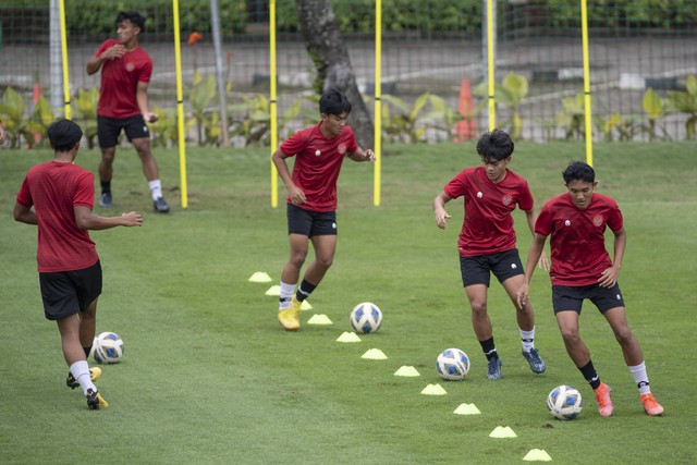 Sejumlah pesepak bola Timnas U-20 berlatih di Lapangan A Senayan, Jakarta, Jumat (3/2/2023). Foto: ANTARA FOTO/Wahyu Putro A