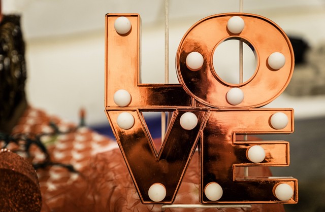 Ilustrasi Caption Valentine Day Bahasa Indonesia. Foto: Unsplash/Jesse Goll.