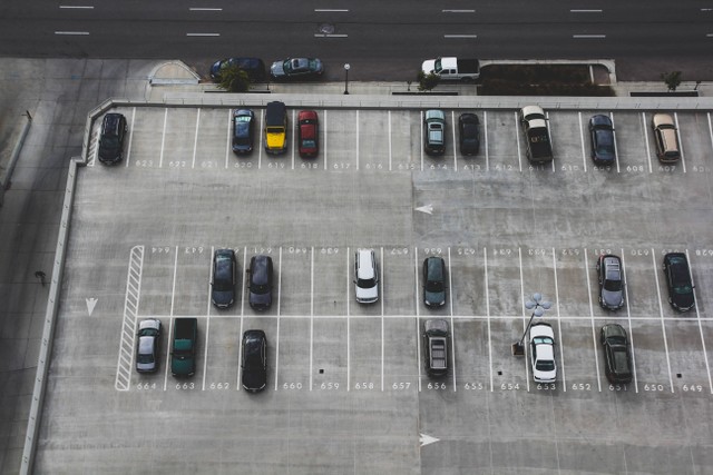 Ilustrasi Tarif Parkir Bandara Sultan Syarif Kasim Terbaru 2023. Foto: Unplash/John Matychuk