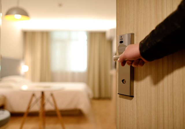 Ilustrasi gambar cara memesan kamar hotel secara langsung. Foto: Pexels.com