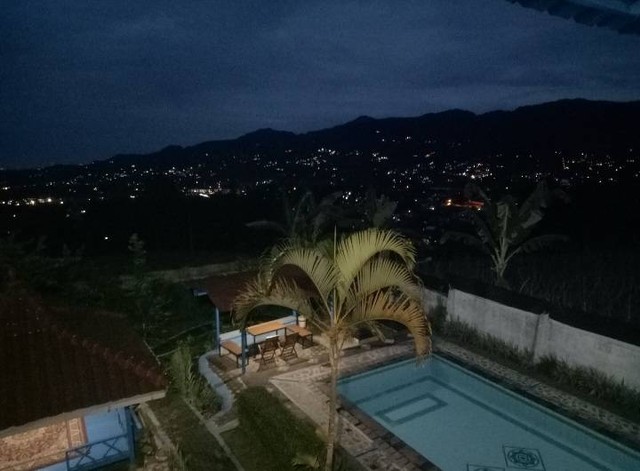 Pemandangan Villa Dari Atas Balkon