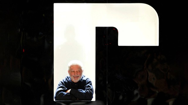 Perancang Prancis Paco Rabanne berpose setelah koleksi busana wanita siap pakai Musim Semi-Musim Panas untuk tahun 2004 di Paris, 11 Oktober 2003. Foto: Reuters