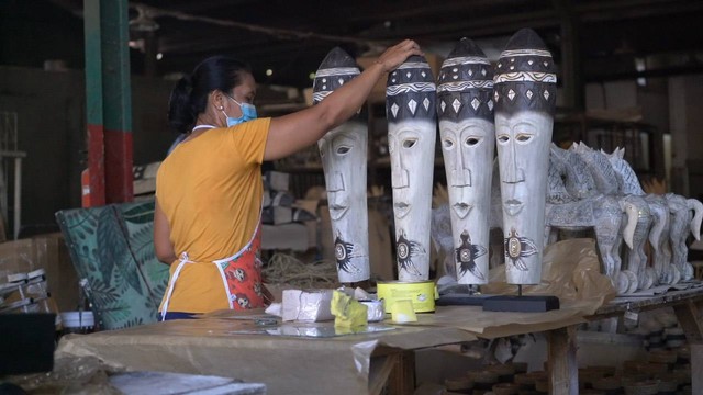 Seorang pekerja menyelesaikan produk ekspor UMKM binaan LPEI. Foto: Dok. LPEI