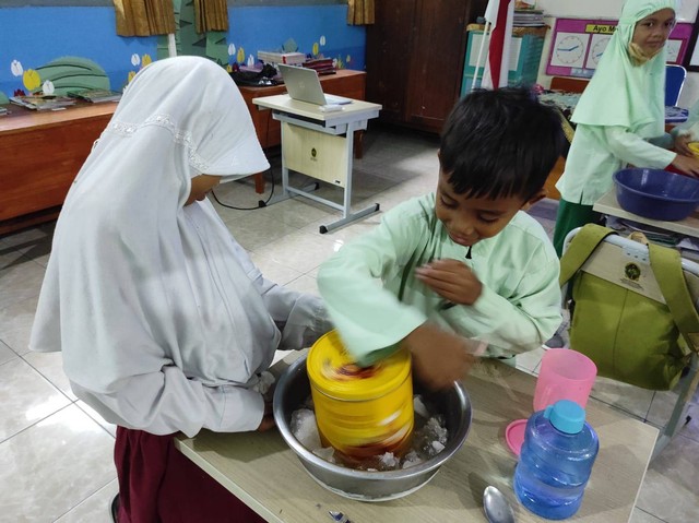 Proses Pembuatan Es Krim dengan Alat Sederhana