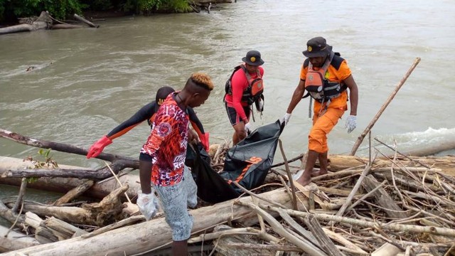 Tim SAR gabungan menemukan 2 jasah penumpang perahu yang tenggelam di Sungai Mamberamo. Foto: SAR Jayapura