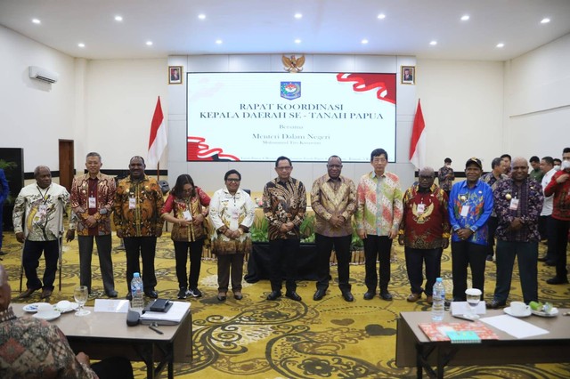 Foto bersama Kepala Daerah se-Tanah Papua bersama Menteri Dalam Negeri Muhammad Tito Karnavian