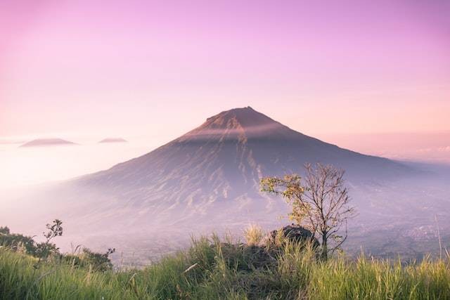 Gn.Sindoro gunung untuk pendaki pemula di Jawa Tengah, Foto oleh Hamzah Hanafi di Unsplash