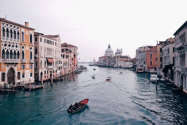 Italy, biaya liburan ke eropa 2023, Foto oleh Stijn te Strake di Unsplash