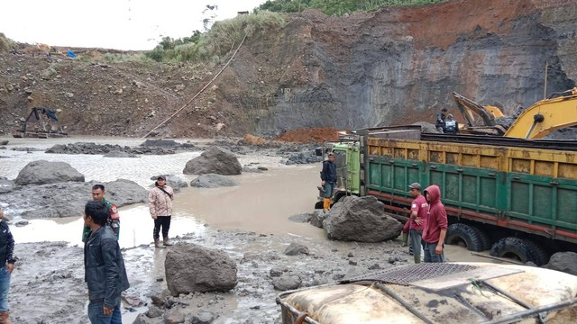 Suasana evakuasi petugas terhadap 3 penambang pasi galian yang tertimbun longsor di Desa Cikahuripan, Cianjur, Sabtu (4/2). Foto: Dok. Istimewa