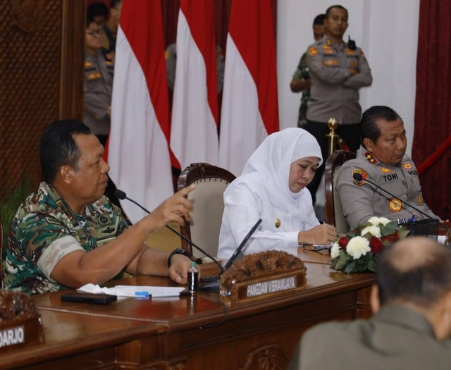 Pangdam V/Brawijaya Mayjen TNI Farid Makruf saat menghadiri Rakor Finalisasi Kesiapan Peringatan Acara Puncak Harlah 1 Abad Nahdlatul Ulama di Gedung Grahadi, Jalan Gubernur Suryo, Embong Kaliasin, Kota Surabaya, Jum’at (3/1) sore. Foto: Kodam V Brawijaya