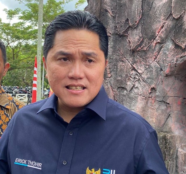 Menteri BUMN Erick Thohir diwawancarai usai memberikan kuliah umum di Untan Pontianak. Foto: Lydia Salsabilla/Hi!Pontianak