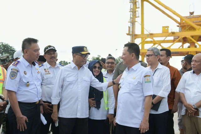 Pj Gubernur Aceh Achmad Marzuki mendampingi Menhub Budi Karya Sumadi meninjau kesiapan dermaga 3 pelabuhan PT Pupuk Iskandar Muda (PIM) di Krueng Geukueh, Aceh Utara, Jumat (3/2/2023) sore. 