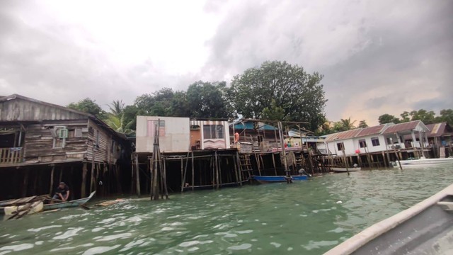 Kondisi sejumlah rumah warga di Pulau Buluh Batam dihantam angin puting beliung. Foto: Istimewa