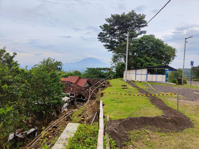 Kawasan area parkir Tebing Breksi sebelah barat, yang mengalami longsor. Foto: istimewa