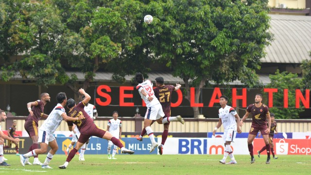 Pertandingan Arema FC vs PSM Makassar dalam lanjutan Liga 1 2022/23 di Stadion PTIK, Jakarta, Sabtu (4/2/2023). Foto: Alif Zaky Assidiqi/kumparan