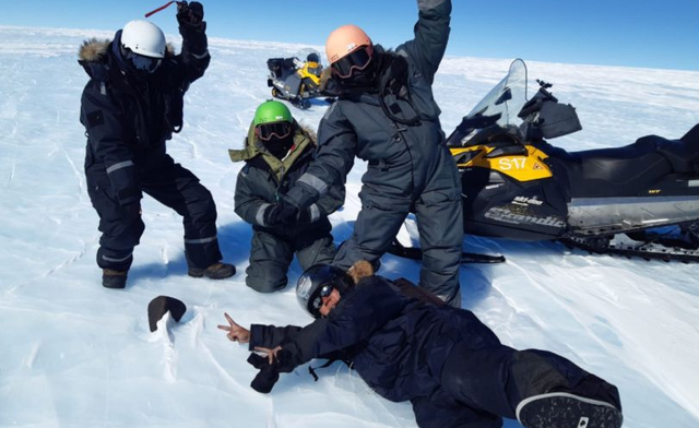 Tim ekspedisi saat menemukan meteorit terberat di Antartika.  Foto:  Alicia Valdes/Field Museum