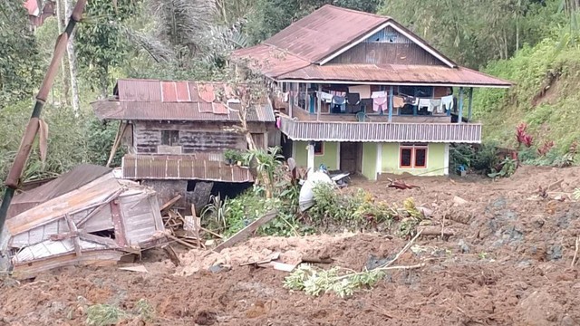 Longsor melanda permukiman warga di Toraja Utara, Sulawesi Selatan, Sabtu (4/2/2023). Foto: Dok. Istimewa