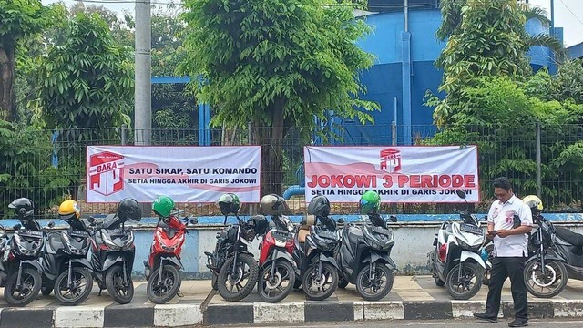 Spanduk bernada dukungan Jokowi 3 Periode muncul dalam Musyawarah Rakyat (Musra) Indonesia XVII di Semarang. Foto: Intan Alliva/kumparan