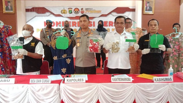 Polres Metro Tangerang Kota tangkap ibu rumah tangga atas tindak penyelundupan dan peredaran narkoba jenis sabu. Foto: Dok. Istimewa