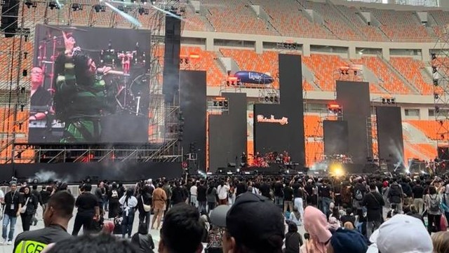 Mulan Jameela tampil di konser Dewa 19 di Jakarta International Stadium. Foto: Giovanni/kumparan