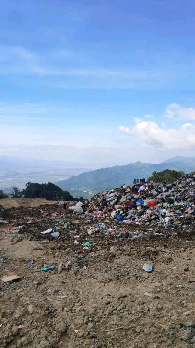 Lokasi pembuangan sampah yang berada dikawasan dataran tinggi Renah Padang Tinggi (RPT). Dokumentasi Pribadi