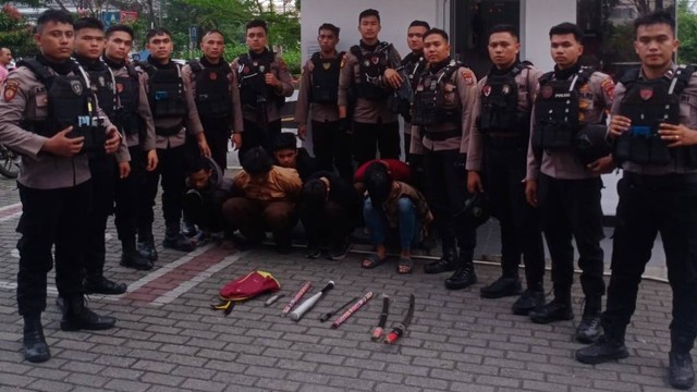 Polisi saat mengamankan 6 pelajar angota geng motor di Kota Medan. Foto: Polda Sumut