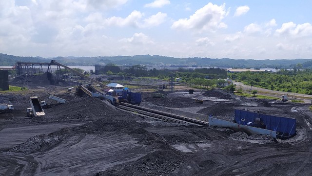Aktifitas coal terminal pada penambangan batubara PT. MHU Coal (Sumber: dokumen pribadi)