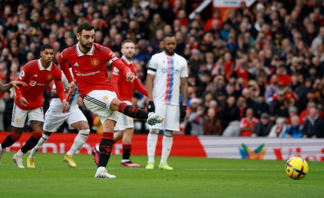 Bruno Fernandes dari Manchester United mencetak gol pertama mereka dari titik penalti saat melawan Crystal Palace pada pertandingan di Old Trafford, Manchester, Inggris. Foto: Phil Noble/Reuters
