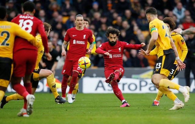 Mohamed Salah dari Liverpool menembak ke arah gawang Wolverhampton Wanderers saat pertandingan di Stadion Molineux, Wolverhampton, Inggris. Foto: Ed Syke/Reuters