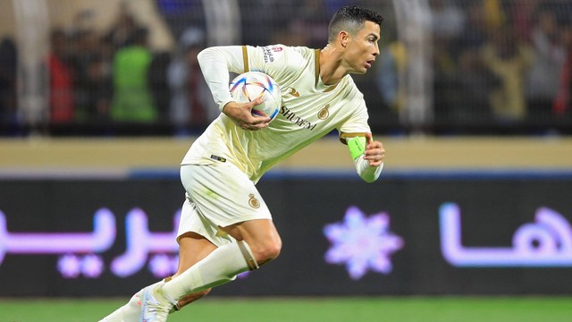 Cristiano Ronaldo mencetak gol pertama untuk Al Nassr di Liga Arab Saudi saat melawan Al Fateh di Prince Abdullah bin Jalawi Stadium pada 3 Februari 2023. Foto: Ali ALDAIF/AFP