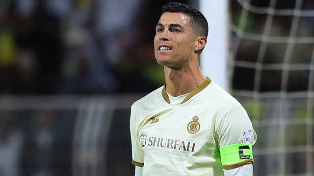Cristiano Ronaldo membela Al Nassr di Liga Arab Saudi saat melawan Al Fateh di Prince Abdullah bin Jalawi Stadium pada 3 Februari 2023. Foto: Ali ALDAIF / AFP