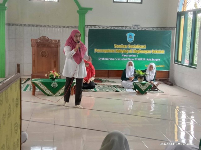 Noor Dyahnursari mengisi materi seminar Stop Bullying di Masjid Al-Ikhlas SMA Muhammadiyah 1 Sragen, Rabu (25/1/2023)