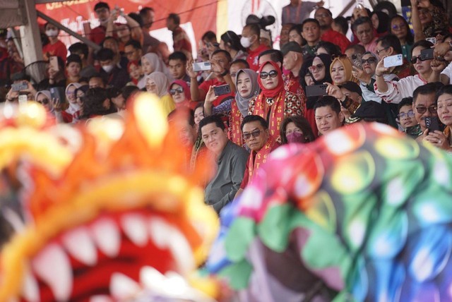 Menteri BUMN Erick Thohir dan Kepala KSP Moeldoko menyaksikan kemeriahan festival Cap Go Meh di Kota Singkawang yang menghadirkan atraksi kebal para tatung. Foto: Leo Prima/Hi!Pontianak 
