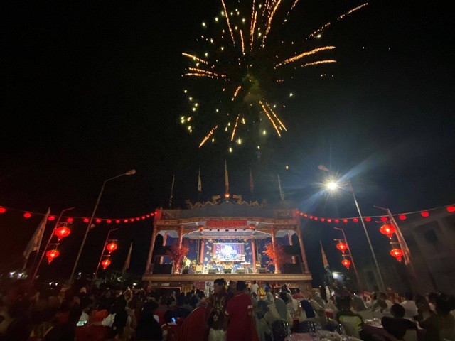 Malam perayaan Cap Go Meh di Tao Pek Kong Meral, Kabupaten Karimun. Foto: Khairul S/kepripedia.com