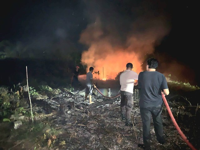 Petugas kepolisian bersama tim terkait memadamkan api yang sengaja dibakar untuk lahan perkebunan di Muara Enim. (dok. Polda Sumsel)