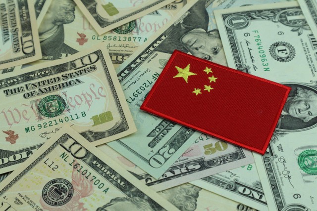 Ilustrasi uang dolar dan bendera China. Foto: Shutterstock