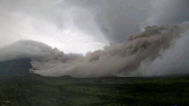 Erupsi Gunung Semeru, Jawa Timur, pada Minggu (5/2). Foto: Dok. Istimewa