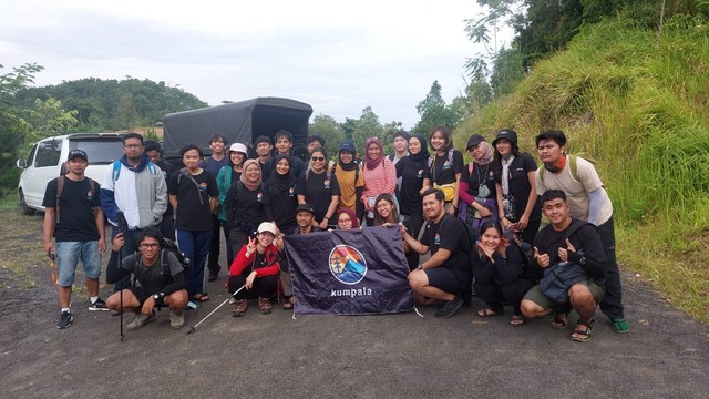 Tim trekking ke Bukit Paniisan. Dokumen hape Kongs.