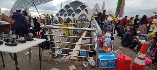 Sampah berserakan di Masjid Raya Al-Jabbar, Kota Bandung, pada Minggu (5/2/2023). Foto: Rachmadi Rasyad/kumparan