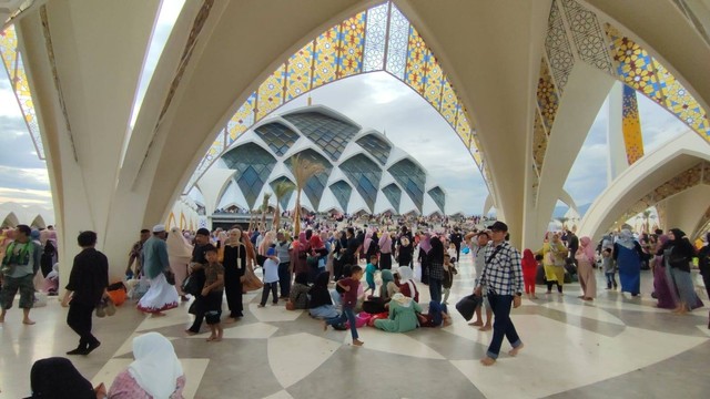 Keramaian pengunjung dan pedagang di Masjid Raya Al-Jabbar, Kota Bandung pada Minggu (5/2/2023). Foto: Rachmadi Rasyad/kumparan