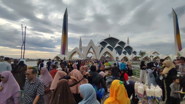 Keramaian pengunjung dan pedagang di Masjid Raya Al-Jabbar, Kota Bandung pada Minggu (5/2/2023). Foto: Rachmadi Rasyad/kumparan