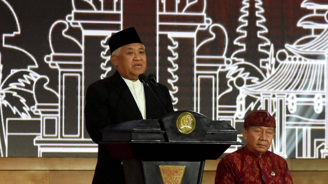 Ketua Kehomatan Inter Religious Council Indonesia Din Syamsuddin (kiri) memberikan sambutan dalam peringatan Pekan Kerukuranan Antar Umat Beragama Dunia di Gedung Nusantara IV, Kompleks Parlemen, Senayan, Jakarta, Minggu (5/2/2023). Foto: Indrianto Eko Suwarso/Antara Foto