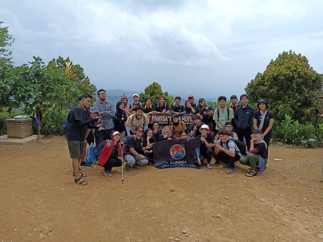 kumpala trekking ke Bukit Paniisan. Foto: lupa dari siapa, minta izin ygs buat tim kumpala yang punya foto ini