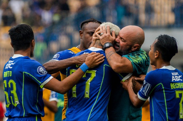 Pesepakbola Persib Bandung Ciro Alves (tengah) melakukan seleberasi usai mencetak gol ke gawang PSS Sleman saat bertanding dalam lanjutan BRI Liga 1 di Stadion Gelora Bandung Lautan Api di Gedebage, Bandung, Jawa Barat, Minggu (5/2/2023). Foto: Raisan Al Farisi/Antara Foto