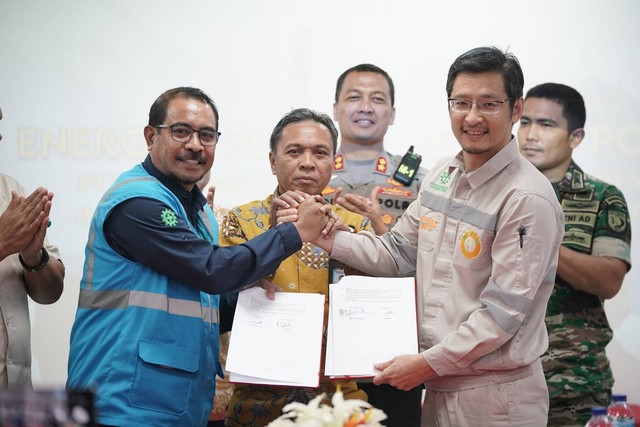 Foto bersama usai penandatanganan MoU oleh Plt General Manager PLN Unit Induk Wilayah Maluku-Maluku Utara dengan Vice President IWIP. Foto: Istimewa