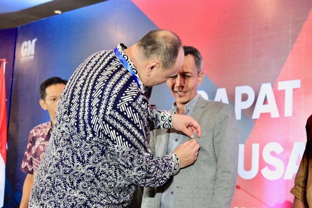 Ketua Umum Asosiasi Perusahaan Pameran Indonesia (ASPERAPI), Hosea Andreas Runkat, menyematkan pin ketua DPD ASPERAPI DIY pada Endro Wardoyo. Foto: Dok. ASPERAPI DIY