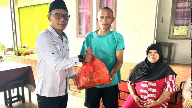 Wakil Bendahara DPW PKB Sulawesi Utara (Sulut), Fesix Suyudi saat menyerahkan bantuan untuk warga korban bencana Banjir Manado.