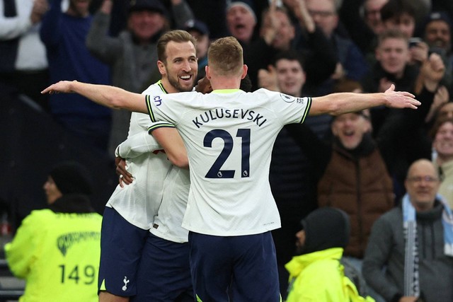 Selebrasi pemain Tottenham Hotspur Harry Kane usai mencetak gol ke gawang Manchester City pada pertandingan lanjutan Liga Inggris di Tottenham Hotspur Stadium, London, Inggris, Minggu (5/2/2023). Foto: David Klein/REUTERS